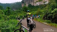Di antara tebing cadas Lembah Harau