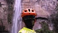 Di bawah guyuran air terjun di Lembah Harau