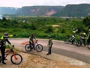 Gowes di Antara Tebing Cadas di Lembah Harau