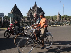 Gowes Onthel Seharian di Candi Prambanan, Asyik!