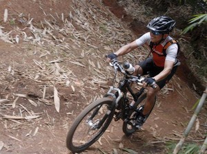 Gowes Sepeda di Jalur Pipa Gas, Berani?
