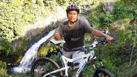 Bergqaya dengan latar belakang Lubuak Tampuruang