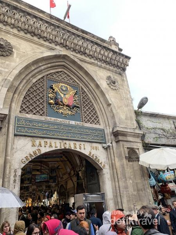 Gerbang masuk Grand Bazaar yang dihiasi batu permata tanda kebesaran Sultan Mehmet ke II.