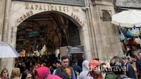 Gerbang masuk Grand Bazaar yang dihiasi batu permata tanda kebesaran Sultan Mehmet ke II.