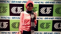 Bergaya ala pembalap di podium