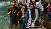 Berfoto denga latar Leuwi Cepet