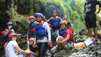 Istirahat di setengah perjalanan body rafting