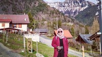 Perjalananku menuju Montreux melewati rumah warga lokal, jalanan setapak, dengan pemandagan indah. Ingin rasanya aku pindah rumah.