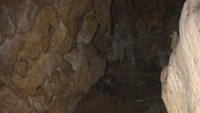 Hampir gelap total di dalam Goa
