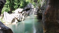 Telaga atau kolam yang ada di salah satu sisi lokasi wisata ini dengan warna hijau toska