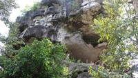 Batu-batu besar disekitar gua