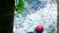 Menuju dasar Gua Jomblang dengan teknik tali SRT