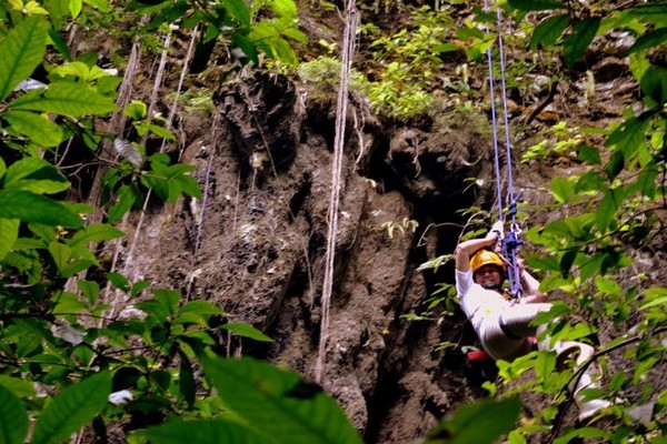 Hanya dengan menggunakan Single Rope Technique, traveler bisa mencapai ke dasar Gua Jomblang (uniqpost.com) Hanya dengan menggunakan Single Rope Technique, traveler bisa mencapai ke dasar Gua Jomblang (uniqpost.com)