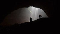 Terlihat cahaya matahari yang masuk melalui lubang gua (chikianwar.blogspot.com)