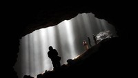 Suasana Gua Jomblang sangat gelap dan dingin (mystoriesmories.blogspot.com)