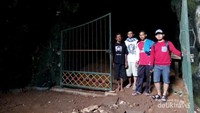 Gerbang pintu masuk ke Gua Kalak.jpg