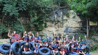 Aku dan teman-teman guru saat hendak memulai cave tubing di Goa Pindul (dokpri)