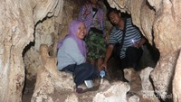 Kita harus agak menjongkok saat menelusuri bagian tengah gua.