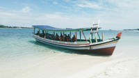 Cerahnya langit semakin menambah keindahan pemandangan pantai dari Pulau Kelayang ini