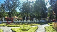 Taman sebelum lokasi parkir