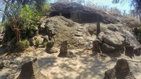 Arca yang nampak  sebelum pintu gua