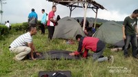 Membereskan tenda