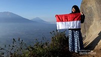 Berfoto di batu Andong