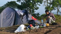 camping di puncak gunung api purba