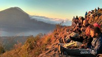 Suasana di puncak Gunung Batur