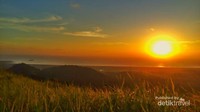 Menikmati sunset dari tenda