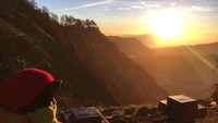 Sang surya mulai memancarkan cahayanya.Golden Sunrise yang dinantikanpun akhirnya terbit!