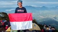 Puncak Cikuray dengan latar belakang Gunung Papandayan