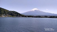 Kegagahan Gunung Fuji sudah terlihat di danau Kawaguchiko