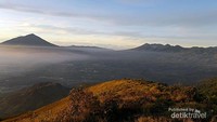 Di atas puncak dua Gunung Guntur