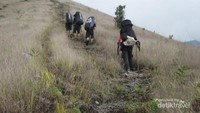Melewati terjalnya trek, di antara savana yang mengering