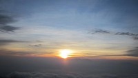 Menyambut matahari terbit di Gunung Guntur