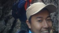 Berjalan di antara tebing
