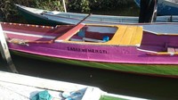 Disambut kapal kecil yang sabar menanti