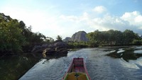 Saat perahu menyusuri sungai menuju desa Berua