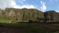 gugusan batu gagah mengelilingi desa Berua