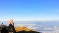 Gunung Sindoro & Sumbing terlihat dari Puncak Merababu