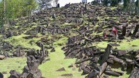 Tebaran batu di Gunung Padang