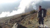 trekking melintas kawah