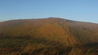 para pendaki yang sedang menikmati pagi di puncak G penanggungan