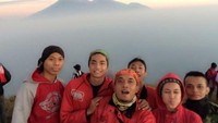 Tampak gunung lain dari puncaknya