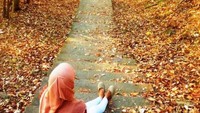 Dedaunan yang gugur menjadi penghias Gunung Pengsong