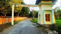 Gerbang utama objek wisata Gunung Pengsong