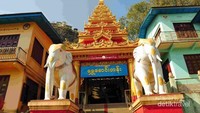 2 Patung Gajah Putih penjaga pintu masuk