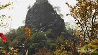 Gunung Poppa dilihat dari kejauhan