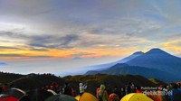 Suasana pagi, para pendaki mencari matahari.
